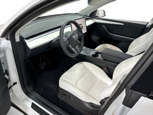 Certified 2023 Tesla Model Y Long Range AWD/4WD image 9
