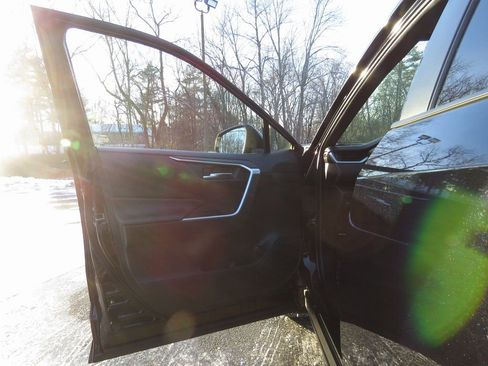 Used 2023 Toyota RAV4 SE w/ Weather & Moonroof Package image 9