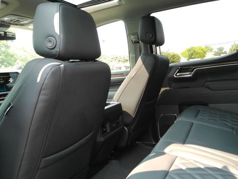 Used 2025 Chevrolet Silverado 1500 RST AWD/4WD image 13