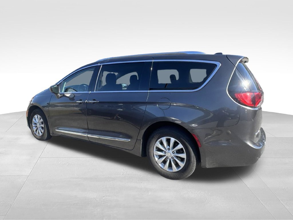 Used 2019 Chrysler Pacifica Touring-L FWD image 6