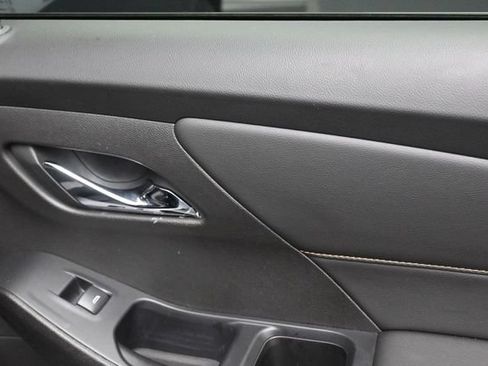 Used 2021 Chevrolet Traverse LT FWD image 36