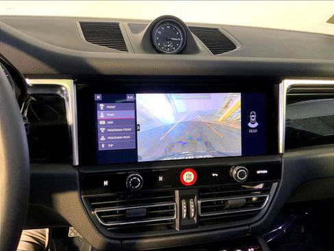 Certified 2024 Porsche Macan AWD/4WD image 31