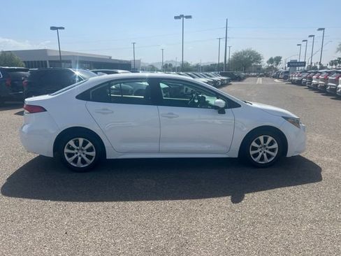 Used 2025 Toyota Corolla LE FWD image 2