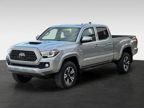 Used 2019 Toyota Tacoma SR5 AWD/4WD image 3
