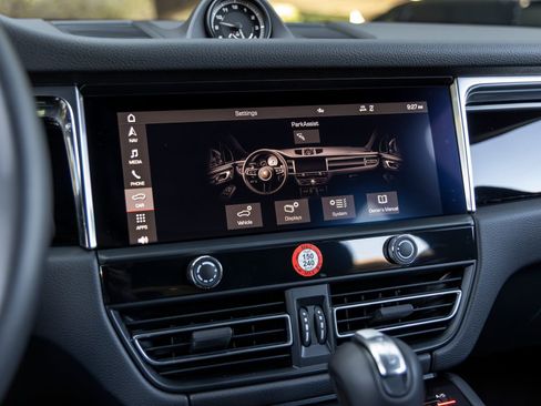 Certified 2025 Porsche Macan AWD/4WD image 35