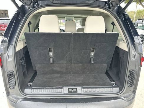 Used 2025 Land Rover Discovery S image 21
