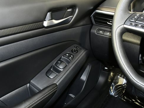 Used 2024 Nissan Altima 2.5 SV image 32