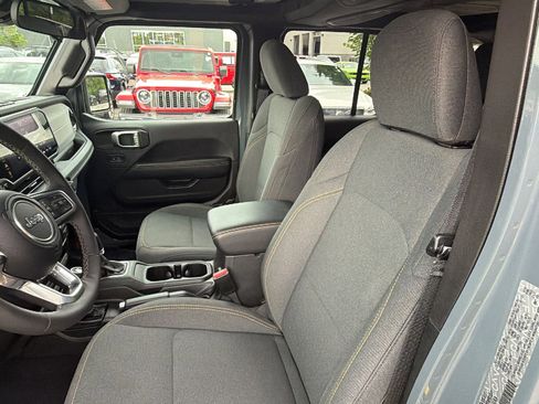 Used 2025 Jeep Wrangler Unlimited Sahara AWD/4WD image 17
