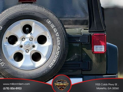 Used 2015 Jeep Wrangler Unlimited Sahara w/ Connectivity Group AWD/4WD image 14