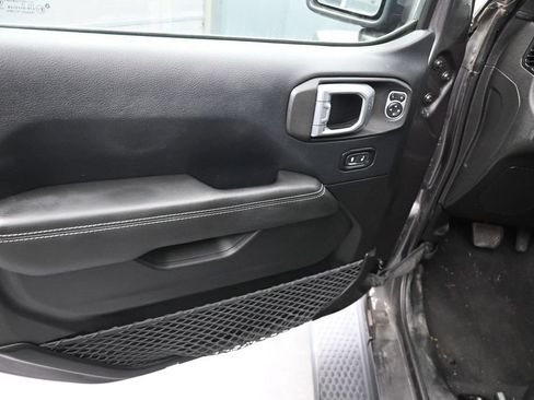 Used 2019 Jeep Wrangler Unlimited Sahara AWD/4WD image 15