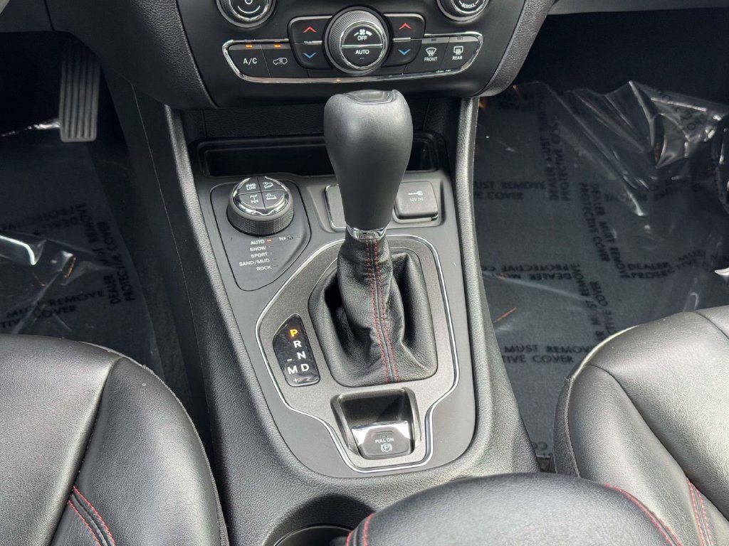 Used 2020 Jeep Cherokee Trailhawk AWD/4WD image 19