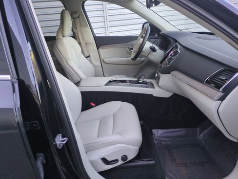 Used 2023 Volvo XC90 B6 Plus image 32