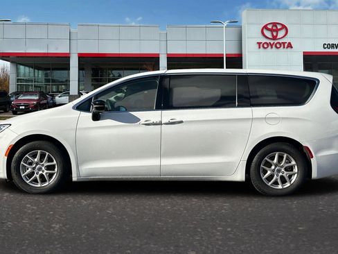 Used 2024 Chrysler Pacifica Touring-L image 7