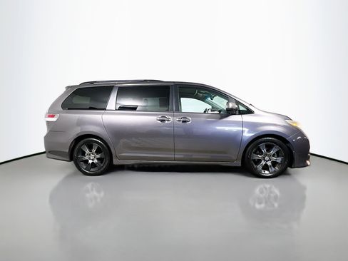 Used 2015 Toyota Sienna SE w/ SE Preferred Package image 3
