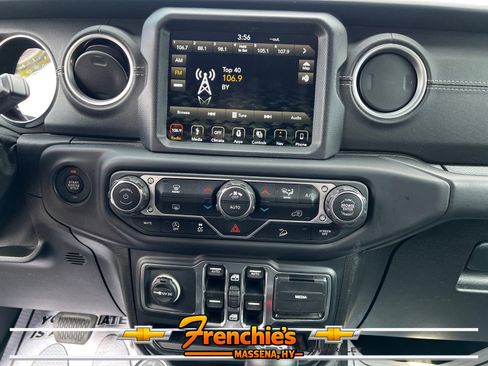 Used 2018 Jeep Wrangler Unlimited Sahara AWD/4WD image 15