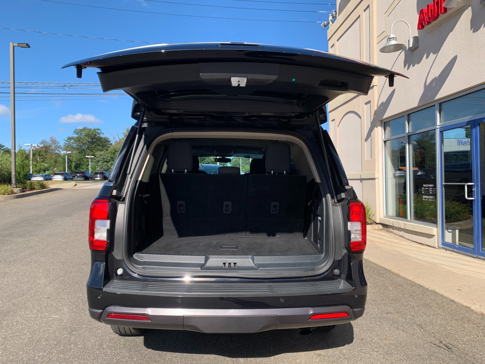 Used 2023 Ford Expedition XLT AWD/4WD image 8