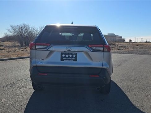 Used 2022 Toyota RAV4 LE image 7