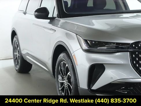 Used 2025 Lincoln Nautilus Premier AWD/4WD image 9