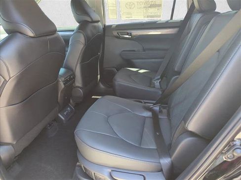 New 2026 Toyota Highlander Platinum AWD/4WD image 11