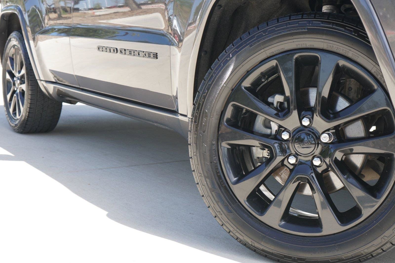 Used 2018 Jeep Grand Cherokee Altitude RWD image 2