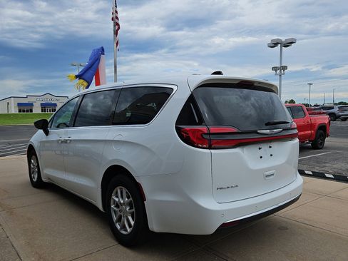 Used 2025 Chrysler Pacifica Select FWD image 3