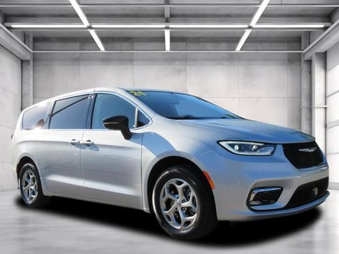 Certified 2024 Chrysler Pacifica Limited AWD/4WD image 1
