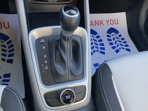 Used 2023 Hyundai Venue SEL image 23