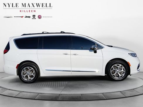 Used 2023 Chrysler Pacifica Limited w/ Uconnect Theater Family Group AWD/4WD image 17