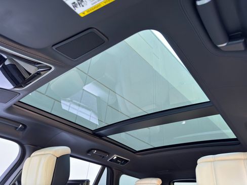 Used 2020 Land Rover Range Rover Autobiography image 12