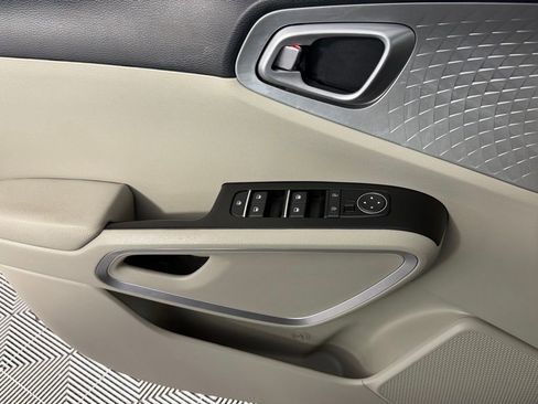 Used 2025 Kia Soul LX image 25