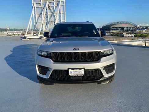 Used 2023 Jeep Grand Cherokee Altitude AWD/4WD image 3