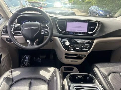 Used 2024 Chrysler Pacifica Touring-L FWD image 16