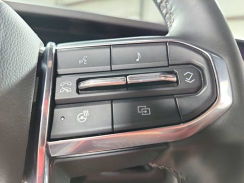 Used 2025 GMC Yukon Denali RWD image 24