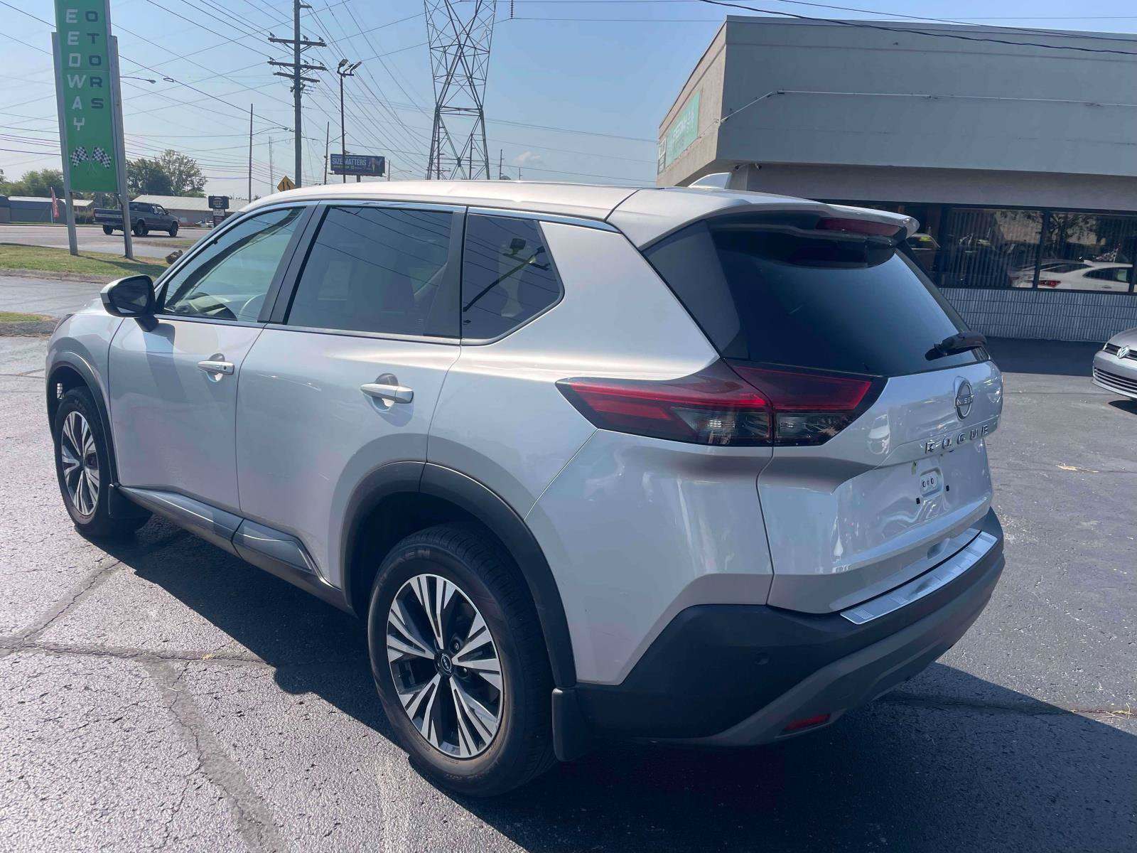 Used 2023 Nissan Rogue SV FWD image 5