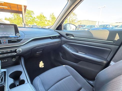 Used 2025 Nissan Altima 2.5 SV FWD image 33