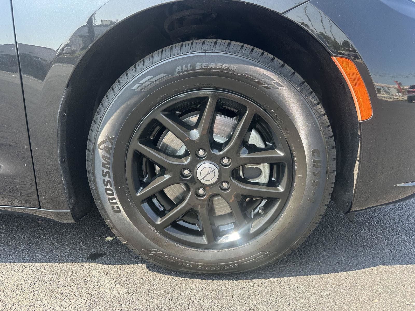 Used 2023 Chrysler Pacifica Touring-L FWD image 17