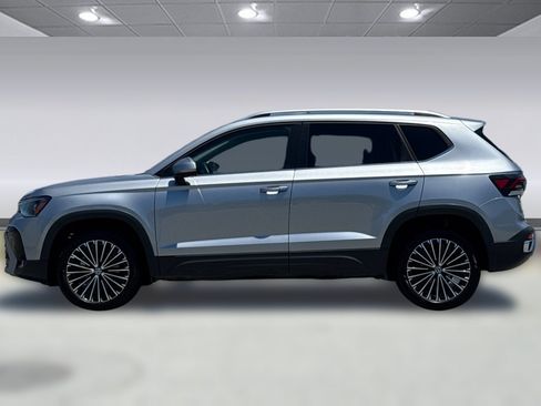 Used 2025 Volkswagen Taos SE FWD image 2