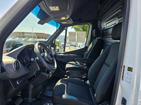 Used 2025 Mercedes-Benz Sprinter 2500 image 21
