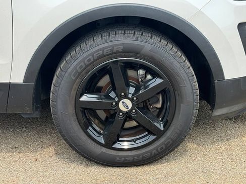 Used 2017 Ford Explorer XLT w/ Equipment Group 202A AWD/4WD image 8
