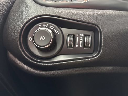 Used 2023 Jeep Renegade Latitude w/ Sun/Sound Group AWD/4WD image 21