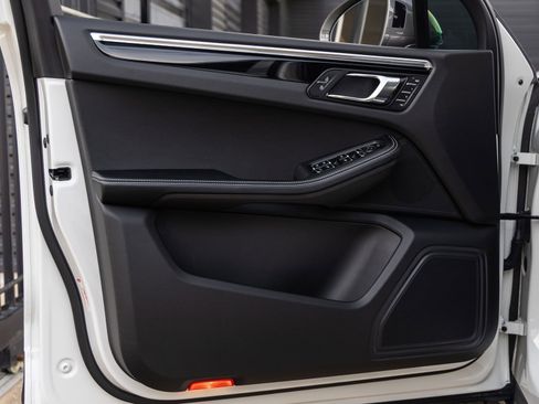 Certified 2023 Porsche Macan Turbo AWD/4WD image 21