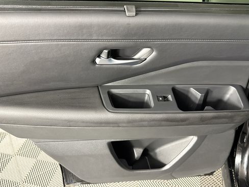 Used 2025 Nissan Pathfinder SL FWD image 25