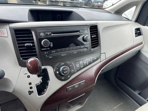 Used 2013 Toyota Sienna XLE FWD image 8