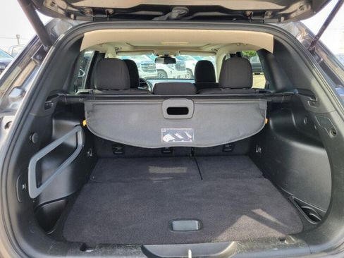 Used 2017 Jeep Cherokee Latitude w/ Comfort/Convenience Group FWD image 7