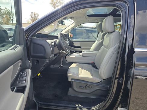 Used 2025 Ford Expedition Active AWD/4WD image 3