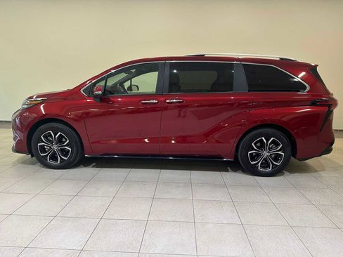 Certified 2025 Toyota Sienna Platinum image 3