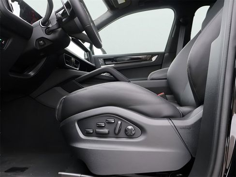 New 2026 Porsche Cayenne GTS image 36