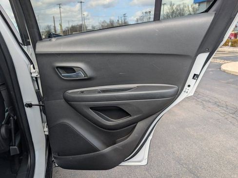 Used 2022 Chevrolet Trax LT w/ LT Convenience Package image 18