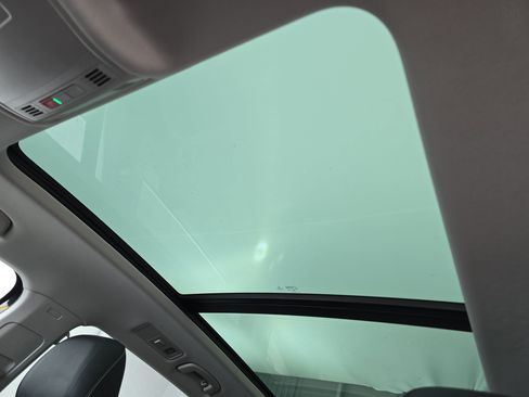 Used 2023 Volkswagen Tiguan SE w/ Panoramic Sunroof Package FWD image 30