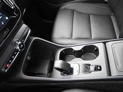 New 2025 Volvo XC40 B5 Core w/ Climate Package AWD/4WD image 16
